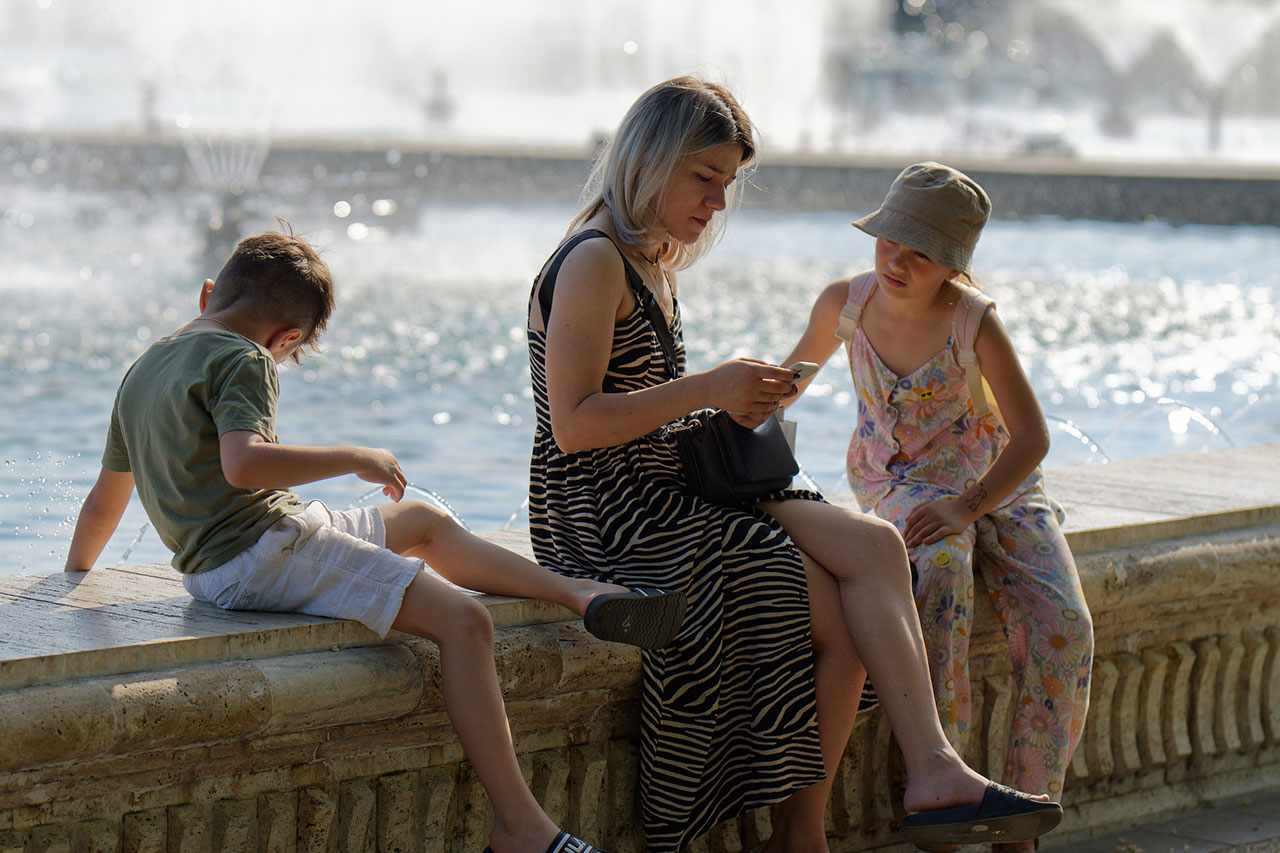 woman with 2 children - photo by Mircea Lancu on Pixabay